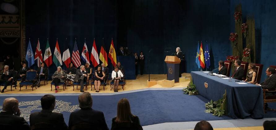 Prinzessin-von-Asturien-Preis Spanish actress Nuria Espert (C), winner of the 2016 Princess of Asturias Award of Arts, delivers her speech in presence of Spain s King Felipe VI (2R), Queen Letizia (R), during the 36th edition of the Princess of Asturias Awards handover ceremony at the Campoamor Theatre in Oviedo, province of Asturias, northern Spain, 21 October 2016. Princess of Asturias Awards handover ceremony !ACHTUNG: NUR REDAKTIONELLE NUTZUNG!  GRA426 20161021-636126740462412559