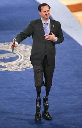 Prinzessin-von-Asturien-Preis US engineer, rock climber and biophysicist Hugh Herr holds his 2016 Princess of Asturias Award of Research during the 36th edition of the Princess of Asturias Awards handover ceremony at the Campoamor Theatre in Oviedo, province of Asturias, northern Spain, 21 October 2016. Princess of Asturias Awards handover ceremony !ACHTUNG: NUR REDAKTIONELLE NUTZUNG!  GRA439 20161021-636126753297614870