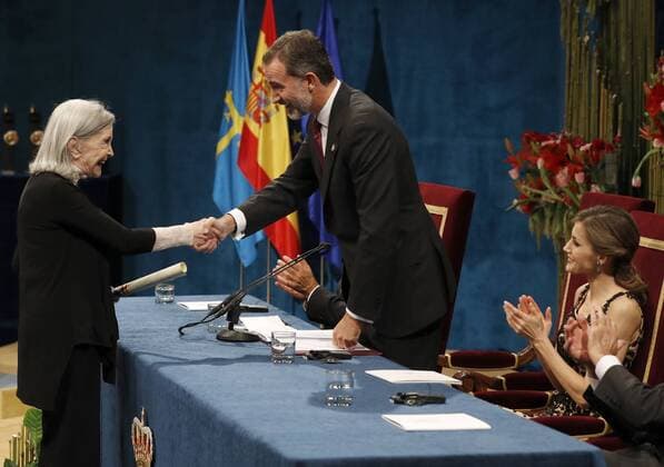 Prinzessin-von-Asturien-Preis Spain s King Felipe VI (C) presents the 2016 Princess of Asturias Award of Arts to Spanish actress Nuria Espert (L) during the 36th edition of the Princess of Asturias Awards handover ceremony at the Campoamor Theatre in Oviedo, province of Asturias, northern Spain, 21 October 2016. Princess of Asturias Awards handover ceremony !ACHTUNG: NUR REDAKTIONELLE NUTZUNG!  GRA439 20161021-636126753981354104