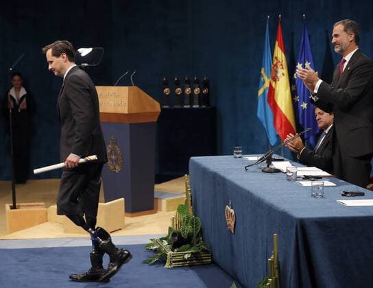 Prinzessin-von-Asturien-Preis US engineer, rock climber and biophysicist Hugh Herr (L) receives the 2016 Princess of Asturias Award of Research from Spain s King Felipe VI (R) during the 36th edition of the Princess of Asturias Awards handover ceremony at the Campoamor Theatre in Oviedo, province of Asturias, northern Spain, 21 October 2016. Princess of Asturias Awards handover ceremony !ACHTUNG: NUR REDAKTIONELLE NUTZUNG!  GRA439 20161021-636126757175101158