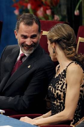 Prinzessin-von-Asturien-Preis Spain s King Felipe VI (L) and Queen Letizia attend the 36th edition of the Princess of Asturias Awards handover ceremony at the Campoamor Theatre in Oviedo, province of Asturias, northern Spain, 21 October 2016. Princess of Asturias Awards handover ceremony !ACHTUNG: NUR REDAKTIONELLE NUTZUNG!  GRA439 20161021-636126760550741880