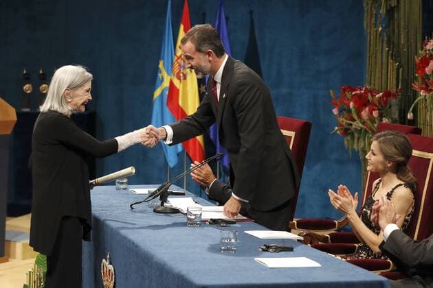 Prinzessin-von-Asturien-Preis Spain s King Felipe VI (C) presents the 2016 Princess of Asturias Award of Social Sciences to British historian Mary Beard during the 36th edition of the Princess of Asturias Awards handover ceremony at the Campoamor Theatre in Oviedo, province of Asturias, northern Spain, 21 October 2016. Princess of Asturias Awards handover ceremony !ACHTUNG: NUR REDAKTIONELLE NUTZUNG!  GRA439 20161021-636126760624840930