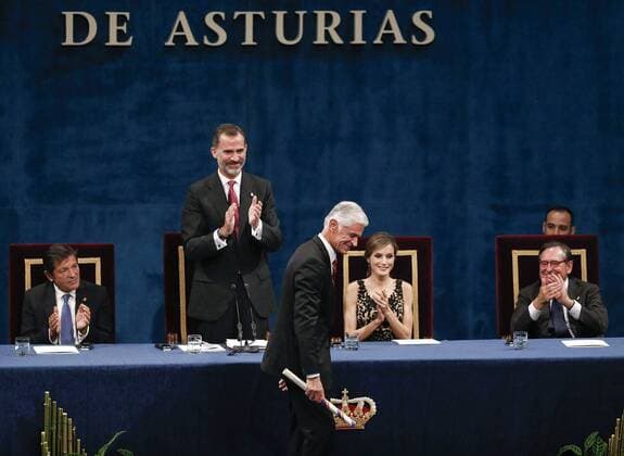 Prinzessin-von-Asturien-Preis Spain s King Felipe VI (2L) presents the 2016 Princess of Asturias Award of Communication and Humanities to US photographer James Nachtwey (C) during the 36th edition of the Princess of Asturias Awards handover ceremony at the Campoamor Theatre in Oviedo, province of Asturias, northern Spain, 21 October 2016. Princess of Asturias Awards handover ceremony !ACHTUNG: NUR REDAKTIONELLE NUTZUNG!  GRA438 20161021-636126761317316052