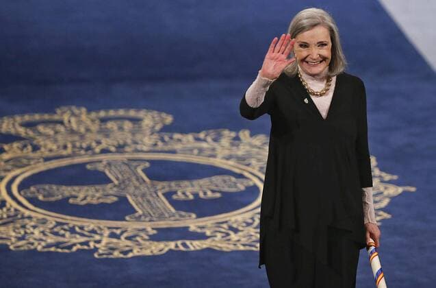 Prinzessin-von-Asturien-Preis Spanish actress Nuria Espert receives the applause of the audience after receiving the 2016 Princess of Asturias Award of Arts during the handover ceremony held at the Campoamor Theatre in Oviedo, province of Asturias, northern Spain, 21 October 2016. EFE Jose Luis Cereijido Princess of Asturias Awards handover ceremony !ACHTUNG: NUR REDAKTIONELLE NUTZUNG!  GRA439 20161021-636126764577830250