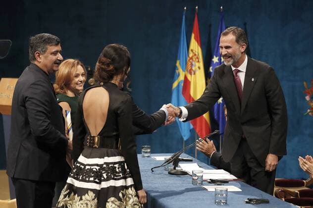 Prinzessin-von-Asturien-Preis Spain s King Felipe VI (R) presents the 2016 Princess of Asturias Award for Concord 2016 to the President of SOS Children s Villages, Siddhartha Kaul (L), executive president of SOS Children s Villages in Spain, Pedro Puig Perez (unseen), Maria Jose Gonzalez (2L) and Raquel Lopez Alvarez, during the 36th edition of the Princess of Asturias Awards handover ceremony at the Campoamor Theatre in Oviedo, province of Asturias, northern Spain, 21 October 2016. Princess of Asturias Awards handover ceremony !ACHTUNG: NUR REDAKTIONELLE NUTZUNG!  GRA390 20161021-636126767470501164