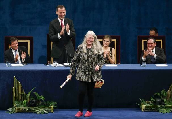 Prinzessin-von-Asturien-Preis Spain s King Felipe VI (2-L) applauds after presenting the 2016 Princess of Asturias Award of Social Sciences to British historian Mary Beard (C) during the 36th edition of the Princess of Asturias Awards handover ceremony at the Campoamor Theatre in Oviedo, province of Asturias, northern Spain, 21 October 2016. Princess of Asturias Awards handover ceremony !ACHTUNG: NUR REDAKTIONELLE NUTZUNG!  GRA493 20161021-636126770213725994
