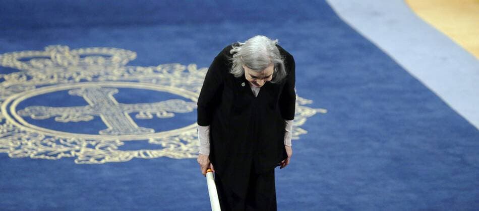 Prinzessin-von-Asturien-Preis Spanish actress Nuria Espert bows to the audience after receiving the 2016 Princess of Asturias Award of Arts during the handover ceremony held at the Campoamor Theatre in Oviedo, province of Asturias, northern Spain, 21 October 2016. EFE Jose Luis Cereijido Princess of Asturias Awards handover ceremony !ACHTUNG: NUR REDAKTIONELLE NUTZUNG!  GRA439 20161021-636126776576259534
