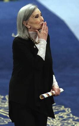 Prinzessin-von-Asturien-Preis Spanish actress Nuria Espert blows a kiss as she receives the applause of the audience after receiving the 2016 Princess of Asturias Award of Arts during the handover ceremony held at the Campoamor Theatre in Oviedo, province of Asturias, northern Spain, 21 October 2016. EFE Jose Luis Cereijido Princess of Asturias Awards handover ceremony !ACHTUNG: NUR REDAKTIONELLE NUTZUNG!  GRA439 20161021-636126776590300254