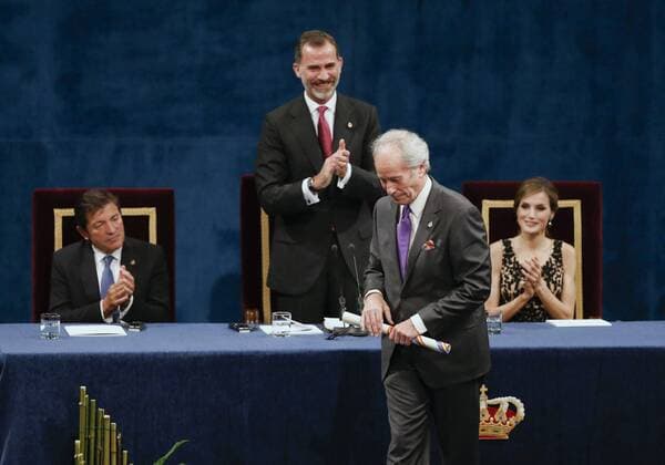 Prinzessin-von-Asturien-Preis Spain s King Felipe VI (2-L) applauds after presenting the 2016 Princess of Asturias Award of Literature to US writer Richard Ford (C) during the 36th edition of the Princess of Asturias Awards handover ceremony at the Campoamor Theatre in Oviedo, province of Asturias, northern Spain, 21 October 2016. Princess of Asturias Awards handover ceremony !ACHTUNG: NUR REDAKTIONELLE NUTZUNG!  GRA435 20161021-636126777262689974