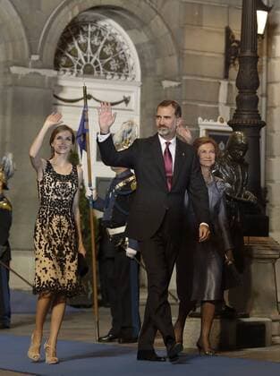 Prinzessin-von-Asturien-Preis Spain s King Felipe VI (C), Queen Letizia (L) and Queen Sofia leave the Campoamor Theatre at the end of the 36th edition of the Princess of Asturias Awards handover ceremony in Oviedo, province of Asturias, northern Spain, 21 October 2016. Princess of Asturias Awards handover ceremony !ACHTUNG: NUR REDAKTIONELLE NUTZUNG!  GRA504 20161021-636126784704512681