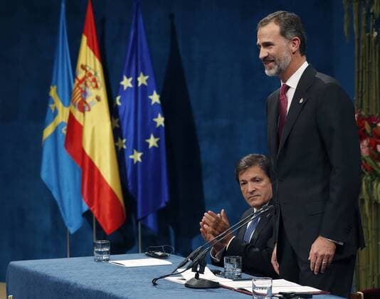 Prinzessin-von-Asturien-Preis Spain s King Felipe VI (R) attends the 36th edition of the Princess of Asturias Awards handover ceremony at the Campoamor Theatre in Oviedo, province of Asturias, northern Spain, 21 October 2016. Princess of Asturias Awards handover ceremony !ACHTUNG: NUR REDAKTIONELLE NUTZUNG!  GRA439 20161021-636126790387207825