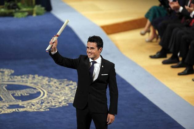 Prinzessin-von-Asturien-Preis Spanish triathlete Javier Gomez Noya holds his 2016 Princess of Asturias Award of Sports during the 36th edition of the Princess of Asturias Awards handover ceremony at the Campoamor Theatre in Oviedo, province of Asturias, northern Spain, 21 October 2016. Princess of Asturias Awards handover ceremony !ACHTUNG: NUR REDAKTIONELLE NUTZUNG!  GRA531 20161021-636126793602849309