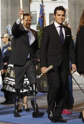 Prinzessin-von-Asturien-Preis Spanish triathlete Javier Gomez Noya (R), winner of the 2016 Princess of Asturias Award of Sports, and US engineer, rock climber and biophysicist Hugh Herr, winner of the 2016 Princess of Asturias Award of Research, leave the Campoamor Theatre at the end of the 36th edition of the Princess of Asturias Awards handover ceremony in Oviedo, province of Asturias, northern Spain, 21 October 2016. Princess of Asturias Awards handover ceremony !ACHTUNG: NUR REDAKTIONELLE NUTZUNG!  GRA531 20161021-636126794896852719