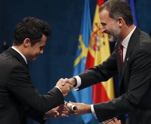 Prinzessin-von-Asturien-Preis Spain s King Felipe VI RL) presents the 2016 Princess of Asturias Award of Sports to Spanish triathlete Javier Gomez Noya during the 36th edition of the Princess of Asturias Awards handover ceremony at the Campoamor Theatre in Oviedo, province of Asturias, northern Spain, 21 October 2016. Princess of Asturias Awards handover ceremony !ACHTUNG: NUR REDAKTIONELLE NUTZUNG!  GRA435 20161021-636126800206868641