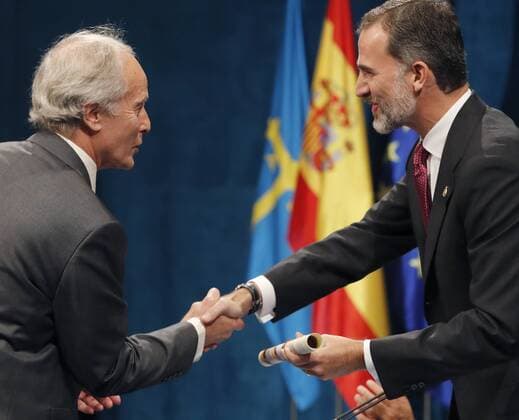 Prinzessin-von-Asturien-Preis Spain s King Felipe VI (R) presents the 2016 Princess of Asturias Award of Literature to US writer Richard Ford during the 36th edition of the Princess of Asturias Awards handover ceremony at the Campoamor Theatre in Oviedo, province of Asturias, northern Spain, 21 October 2016. Princess of Asturias Awards handover ceremony !ACHTUNG: NUR REDAKTIONELLE NUTZUNG!  GRA435 20161021-636126800876100061