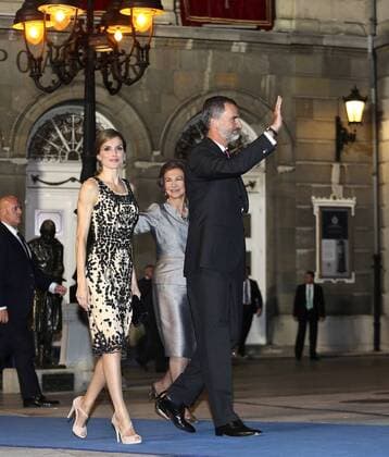 Prinzessin-von-Asturien-Preis Spain s King Felipe VI (R), Queen Letizia (L) and Queen Sofia leave the Campoamor Theatre at the end of the 36th edition of the Princess of Asturias Awards handover ceremony in Oviedo, province of Asturias, northern Spain, 21 October 2016. Princess of Asturias Awards handover ceremony !ACHTUNG: NUR REDAKTIONELLE NUTZUNG!  GRA518 20161021-636126802186795257