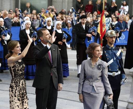 Prinzessin-von-Asturien-Preis Spain s King Felipe VI (C), Queen Letizia (L) and Queen Sofia (R) leave the Campoamor Theatre at the end of the 36th edition of the Princess of Asturias Awards handover ceremony in Oviedo, province of Asturias, northern Spain, 21 October 2016. Princess of Asturias Awards handover ceremony !ACHTUNG: NUR REDAKTIONELLE NUTZUNG!  20161021-636126810325891907