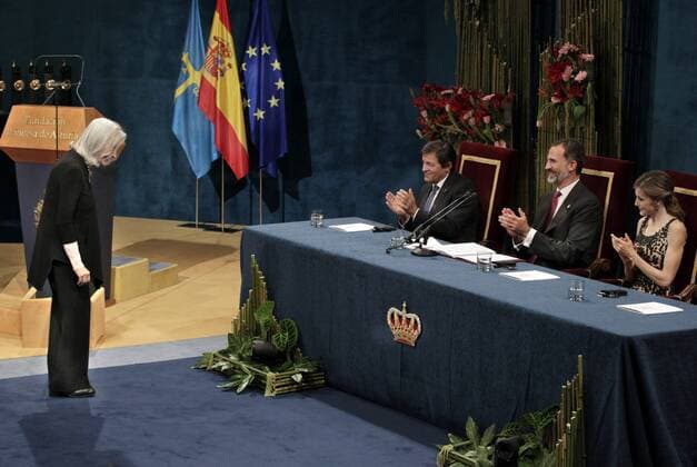 Prinzessin-von-Asturien-Preis Spanish actress Nuria Espert (L) receives the 2016 Princess of Asturias Award of Arts next to Spanish King Felipe II (2R) and Queen Letizia (R) during the handover ceremony held at the Campoamor Theatre in Oviedo, province of Asturias, northern Spain, 21 October 2016. Princess of Asturias Awards handover ceremony !ACHTUNG: NUR REDAKTIONELLE NUTZUNG!  GRA439 20161021-636126811042129226