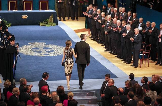 Themen der Woche Bilder des Tages Prinzessin-von-Asturien-Preis Spanish King Felipe II (C-R) and Queen Letizia (C-L) at their arrival to the 2016 Princess of Asturias Awards handover ceremony held at the Campoamor Theatre in Oviedo, province of Asturias, northern Spain, 21 October 2016. Princess of Asturias Awards handover ceremony !ACHTUNG: NUR REDAKTIONELLE NUTZUNG!  GRA439 20161021-636126814234493030