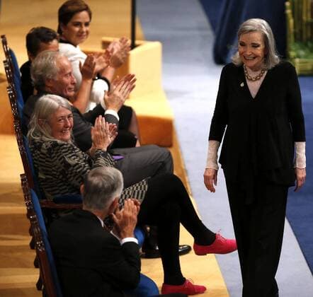 Prinzessin-von-Asturien-Preis Spanish actress Nuria Espert (R) after receiving the Princess of Asturias Award of Arts during to the 36th edition of the Princess of Asturias Awards handover ceremony at the Campoamor Theatre in Oviedo, province of Asturias, northern Spain, 21 October 2016. Princess of Asturias Awards handover ceremony !ACHTUNG: NUR REDAKTIONELLE NUTZUNG!  20161021-636126822811350820