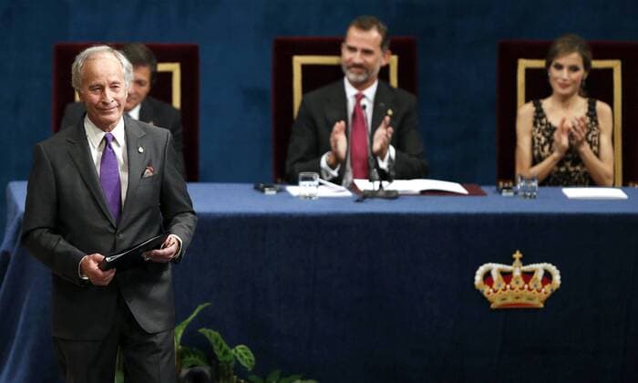 Prinzessin-von-Asturien-Preis US writer Richard Ford (L) after receiving the Princess of Asturias Award of Letters during to the 36th edition of the Princess of Asturias Awards handover ceremony at the Campoamor Theatre in Oviedo, province of Asturias, northern Spain, 21 October 2016. Princess of Asturias Awards handover ceremony !ACHTUNG: NUR REDAKTIONELLE NUTZUNG!  20161021-636126823450318628
