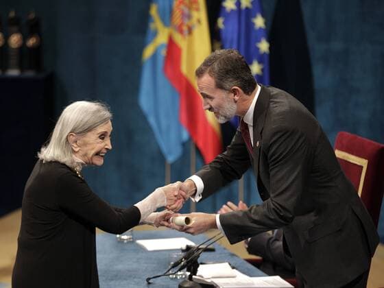 Prinzessin-von-Asturien-Preis Spanish actress Nuria Espert (L) receives from hands of King Felipe II (R) the Princess of Asturias Award of Arts during to the 36th edition of the Princess of Asturias Awards handover ceremony at the Campoamor Theatre in Oviedo, province of Asturias, northern Spain, 21 October 2016. Princess of Asturias Awards handover ceremony !ACHTUNG: NUR REDAKTIONELLE NUTZUNG!  20161021-636126831520251166
