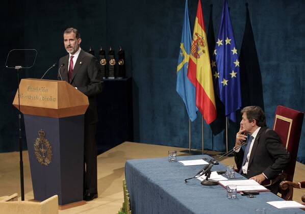 Prinzessin-von-Asturien-Preis Spanish King Felipe VI (L) gives a speech next to Asturias regional president Javier Fernandez (R) during the 36th edition of the Princess of Asturias Awards handover ceremony at the Campoamor Theatre in Oviedo, province of Asturias, northern Spain, 21 October 2016. Princess of Asturias Awards handover ceremony !ACHTUNG: NUR REDAKTIONELLE NUTZUNG!  20161021-636126850568907602