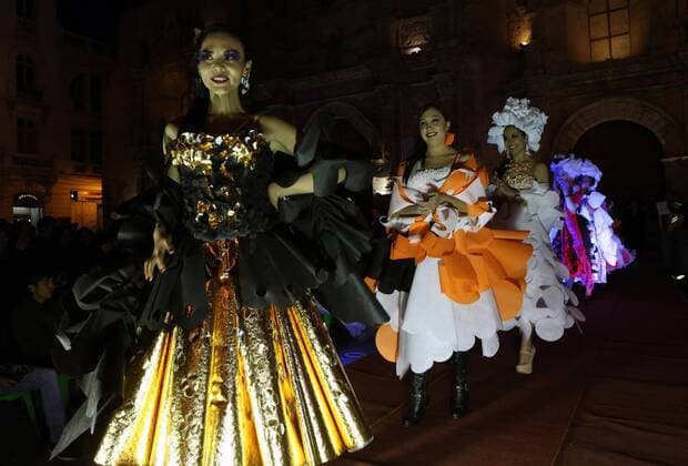 Models take the catwalk wearing designs made with recycled products by Bolivian designer Marion Macedo, in La Paz, Bolivia, 21 October 2016. The dresses of the cholitas, typical indigenous women living in La Paz, were the inspiration for Macedo, who presented today her annual show in the Bolivia s capital. Bolivian designer Marion Macedo presents her fashion show made with recycled products !ACHTUNG: NUR REDAKTIONELLE NUTZUNG!  BOL21 20161022-636127120801354665