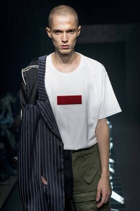 Bilder des Tages October 22, 2016 - Tokyo, Tokyo, Japan - A model presents a creation by designer Keisuke Imazaki for brand Plastictokyo as part of Fashion Week Tokyo Spring Summer 2017. Tokyo Japan - ZUMAc166 20161022_zap_c166_018