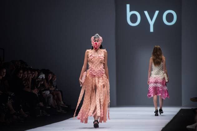 (161022) -- JAKARTA, Oct. 22, 2016 -- A model presents a design by Byo during the Jakarta Fashion Week in Jakarta, Indonesia, Oct. 22, 2016. ) (dtf) INDONESIA-JAKARTA-JAKARTA FASHION WEEK-BYO VerixSanovri 