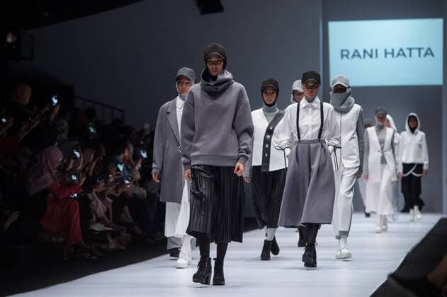 (161022) -- JAKARTA, Oct. 22, 2016 -- Models present designs by Rani Hatta during the Jakarta Fashion Week in Jakarta, Indonesia, Oct. 22, 2016. ) (dtf) INDONESIA-JAKARTA-JAKARTA FASHION WEEK-RANI HATTA VerixSanovri 