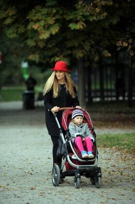 SPECIAL FEE Milan, Michelle Hunziker and family day at the park and museum Michelle Hunziker and her husband Tomaso Trussardi spend the morning with his daughters. Here they are at Montanelli park with Sun and Celeste and a couple of friends, before taking a walk, then they decide to enter the Museum of Natural History. The whole family goes out after about an hour from the Museum, and take a taxi to go home. Exclusive-SERVICE POOL WITH lapresse-OTTOGALLI-OLYCOM-MOTTA-ROMAPRESS-GOL  Copyright: xMimmoxCarrierox xIPAx