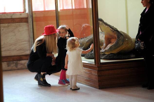 SPECIAL FEE Milan, Michelle Hunziker and family day at the park and museum Michelle Hunziker and her husband Tomaso Trussardi spend the morning with his daughters. Here they are at Montanelli park with Sun and Celeste and a couple of friends, before taking a walk, then they decide to enter the Museum of Natural History. The whole family goes out after about an hour from the Museum, and take a taxi to go home. Exclusive-SERVICE POOL WITH lapresse-OTTOGALLI-OLYCOM-MOTTA-ROMAPRESS-GOL  Copyright: xMimmoxCarrierox xIPAx