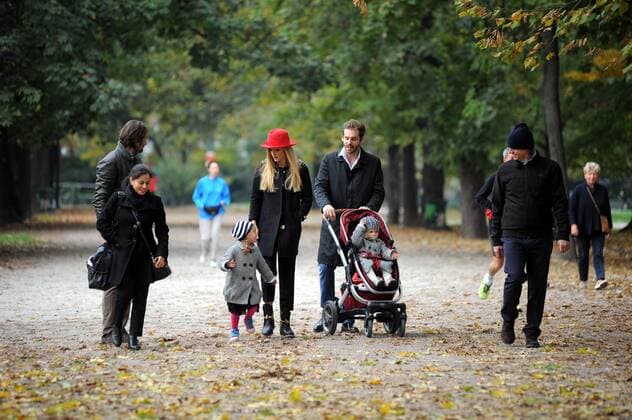 SPECIAL FEE Milan, Michelle Hunziker and family day at the park and museum Michelle Hunziker and her husband Tomaso Trussardi spend the morning with his daughters. Here they are at Montanelli park with Sun and Celeste and a couple of friends, before taking a walk, then they decide to enter the Museum of Natural History. The whole family goes out after about an hour from the Museum, and take a taxi to go home. Exclusive-SERVICE POOL WITH lapresse-OTTOGALLI-OLYCOM-MOTTA-ROMAPRESS-GOL  Copyright: xMimmoxCarrierox xIPAx