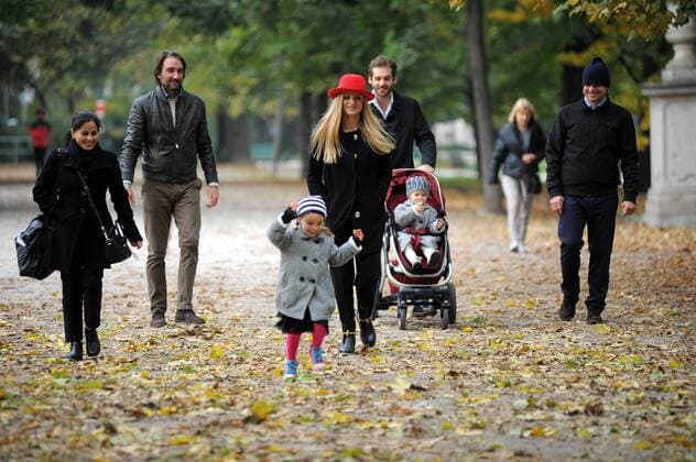 Themen der Woche Bilder des Tages SPECIAL FEE Milan, Michelle Hunziker and family day at the park and museum Michelle Hunziker and her husband Tomaso Trussardi spend the morning with his daughters. Here they are at Montanelli park with Sun and Celeste and a couple of friends, before taking a walk, then they decide to enter the Museum of Natural History. The whole family goes out after about an hour from the Museum, and take a taxi to go home. Exclusive-SERVICE POOL WITH lapresse-OTTOGALLI-OLYCOM-MOTTA-ROMAPRESS-GOL  Copyright: xMimmoxCarrierox xIPAx
