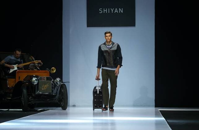 MOSCOW, RUSSIA - OCTOBER 21, 2016: A model showcases creations during a runway show for the Spring Summer 2017 collection by Russian fashion designer Ilya Shiyan at the 2016 Moscow Fashion Week, at Moscow s Gostiny Dvor Shopping and Exhibition Centre. Artyom Geodakyan TASS  TS03530F