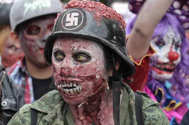 Hundred of people dressed as Zombies, participate in the ninth edition of the Zombie Parade through the main avenues of Mexico City, Mexico, on 22 October 2016, where the food Bank Unidos Distribuimos y Transformamos, IAP, asked food to the participants to donate to vulnerable groups with scarce resources. . Zombie parade in Mexico City !ACHTUNG: NUR REDAKTIONELLE NUTZUNG!  MEX21 20161023-636127820719289769