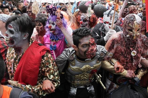 Hundred of people dressed as Zombies, participate in the ninth edition of the Zombie Parade through the main avenues of Mexico City, Mexico, on 22 October 2016, where the food Bank Unidos Distribuimos y Transformamos, IAP, asked food to the participants to donate to vulnerable groups with scarce resources. . Zombie parade in Mexico City !ACHTUNG: NUR REDAKTIONELLE NUTZUNG!  MEX21 20161023-636127820733642597