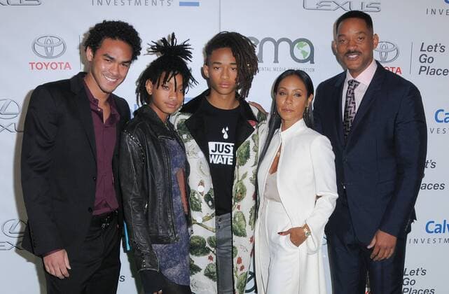 October 22, 2016 - Burbank, CA, United States - 22 October 2016 - Burbank, California. Trey Smith, Willow Smith, Jaden Smith, Jada Pinkett-Smith, Will Smith. 26th Annual Environmental Media Associations Awards held at Warner Bros. Studios. Photo Credit: AdMedia Burbank United States - ZUMAa123 20161022_zaa_a123_064