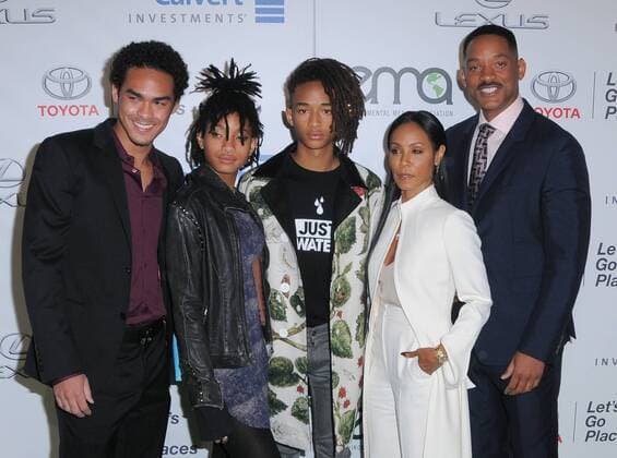 October 22, 2016 - Burbank, CA, United States - 22 October 2016 - Burbank, California. Trey Smith, Willow Smith, Jaden Smith, Jada Pinkett-Smith, Will Smith. 26th Annual Environmental Media Associations Awards held at Warner Bros. Studios. Photo Credit: AdMedia Burbank United States - ZUMAa123 20161022_zaa_a123_066