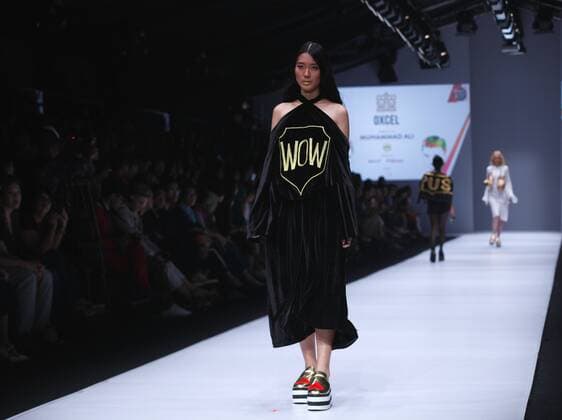 JFW 2017: Oxcel - Tribute To Muhammad Ali The Grazia Glitz & Glam showcased their designs in one collection christened as Tribute to Legends . The most anticipated events in Jakarta Fashion Week, this year, Grazia Glitz & Glam is more often referred to as 3G. It has strictly curated celebrity designers who will participate in the runway. Oxcel took this chance to showcase her designs based on her love with the late Muhammad Ali.  GustixAldi