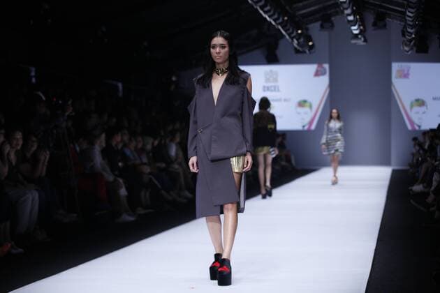 JFW 2017: Oxcel - Tribute To Muhammad Ali The Grazia Glitz & Glam showcased their designs in one collection christened as Tribute to Legends . The most anticipated events in Jakarta Fashion Week, this year, Grazia Glitz & Glam is more often referred to as 3G. It has strictly curated celebrity designers who will participate in the runway. Oxcel took this chance to showcase her designs based on her love with the late Muhammad Ali.  GustixAldi