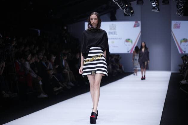 JFW 2017: Oxcel - Tribute To Muhammad Ali The Grazia Glitz & Glam showcased their designs in one collection christened as Tribute to Legends . The most anticipated events in Jakarta Fashion Week, this year, Grazia Glitz & Glam is more often referred to as 3G. It has strictly curated celebrity designers who will participate in the runway. Oxcel took this chance to showcase her designs based on her love with the late Muhammad Ali.  GustixAldi