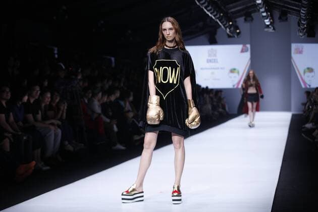 JFW 2017: Oxcel - Tribute To Muhammad Ali The Grazia Glitz & Glam showcased their designs in one collection christened as Tribute to Legends . The most anticipated events in Jakarta Fashion Week, this year, Grazia Glitz & Glam is more often referred to as 3G. It has strictly curated celebrity designers who will participate in the runway. Oxcel took this chance to showcase her designs based on her love with the late Muhammad Ali.  GustixAldi
