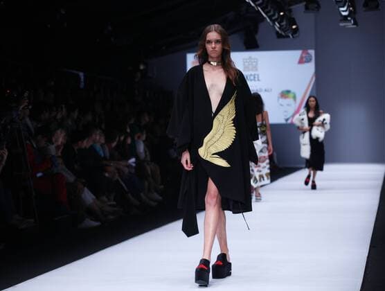 JFW 2017: Oxcel - Tribute To Muhammad Ali The Grazia Glitz & Glam showcased their designs in one collection christened as Tribute to Legends . The most anticipated events in Jakarta Fashion Week, this year, Grazia Glitz & Glam is more often referred to as 3G. It has strictly curated celebrity designers who will participate in the runway. Oxcel took this chance to showcase her designs based on her love with the late Muhammad Ali.  GustixAldi