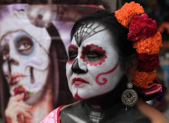 Hundreds of people participate in the third national parade of Catrinas and Catrines (traditional Mexican characters) in the streets of Mexico City, Mexico, 23 October 2016. Third national parade of Catrinas and Catrines !ACHTUNG: NUR REDAKTIONELLE NUTZUNG!  MEX15 20161024-636128836793671986