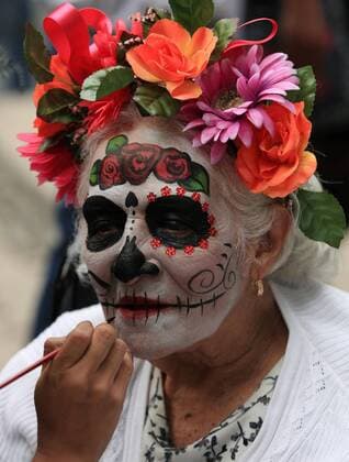 Hundreds of people participate in the third national parade of Catrinas and Catrines (traditional Mexican characters) in the streets of Mexico City, Mexico, 23 October 2016. Third national parade of Catrinas and Catrines !ACHTUNG: NUR REDAKTIONELLE NUTZUNG!  MEX15 20161024-636128837443875818