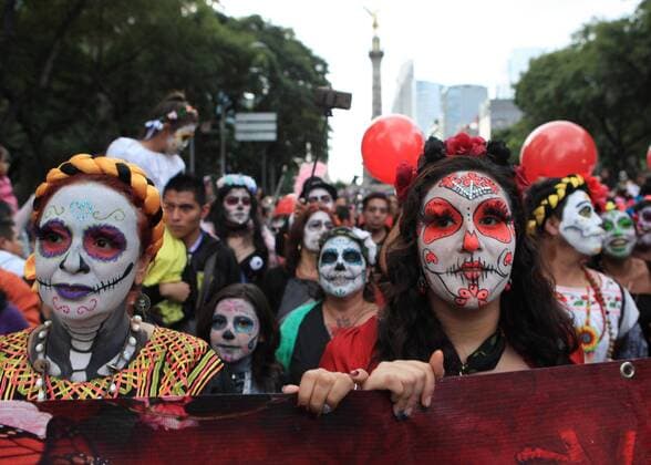 Hundreds of people participate in the third national parade of Catrinas and Catrines (traditional Mexican characters) in the streets of Mexico City, Mexico, 23 October 2016. Third national parade of Catrinas and Catrines !ACHTUNG: NUR REDAKTIONELLE NUTZUNG!  MEX15 20161024-636128837468835658