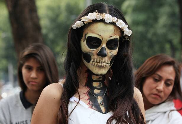 Hundreds of people participate in the third national parade of Catrinas and Catrines (traditional Mexican characters) in the streets of Mexico City, Mexico, 23 October 2016. Third national parade of Catrinas and Catrines !ACHTUNG: NUR REDAKTIONELLE NUTZUNG!  MEX15 20161024-636128837490675518