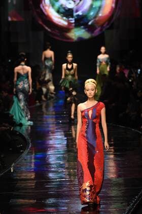 Models present creations designed by Laurence Xu on a fashion show during the opening ceremony of the 2016 Nanjing Historical and Cultural Cities Expo in Nanjing, capital of east China s Jiangsu Province, Oct. 23, 2016. ) (wyo) CHINA-NANJING-CITY EXPO-OPENING-FASHION SHOW (CN) SunxCan 